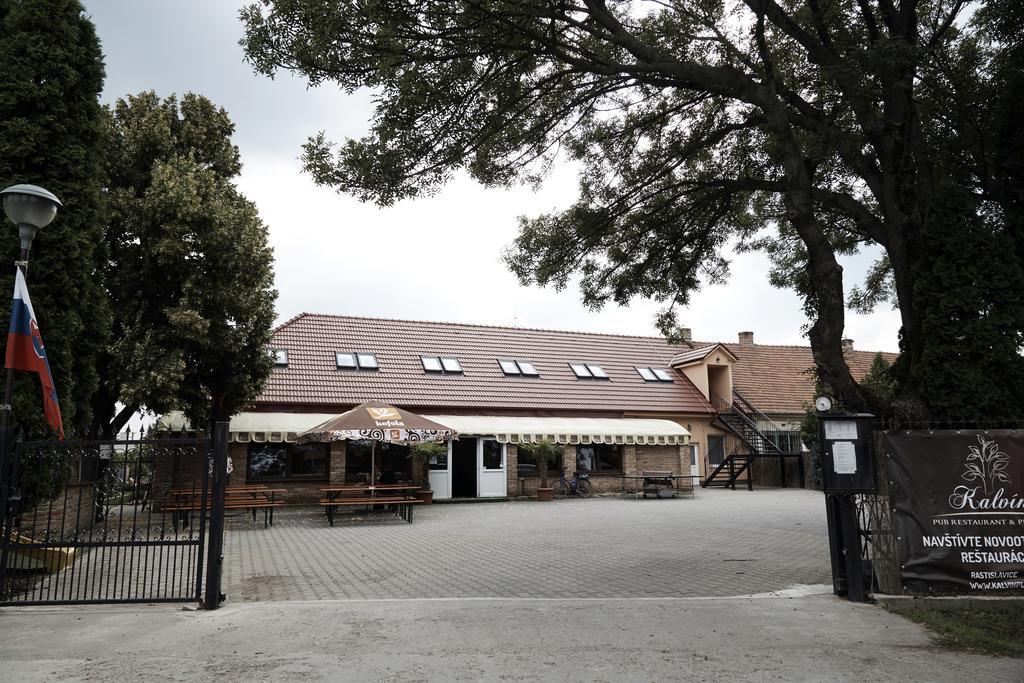 Kalvin Restaurant & Pension Rastislavice エクステリア 写真