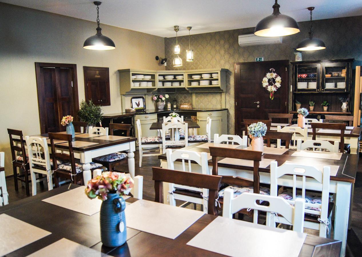 Kalvin Restaurant & Pension Rastislavice エクステリア 写真